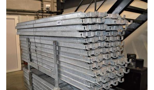 stalen bok inhoudende 26 aluminium steigerplanken l 2,5m